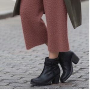 Born Ankle Boots Heeled Size 8.5 Black Fringe Faux Leather Boho Classic